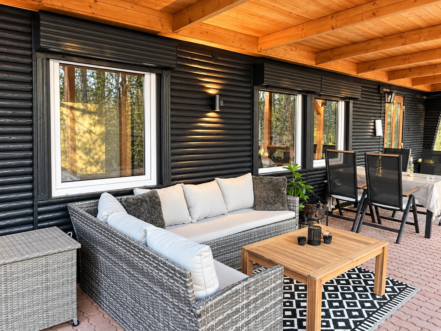Lounge und Essplatz unter dem Holzdach der Forest Lodge I
