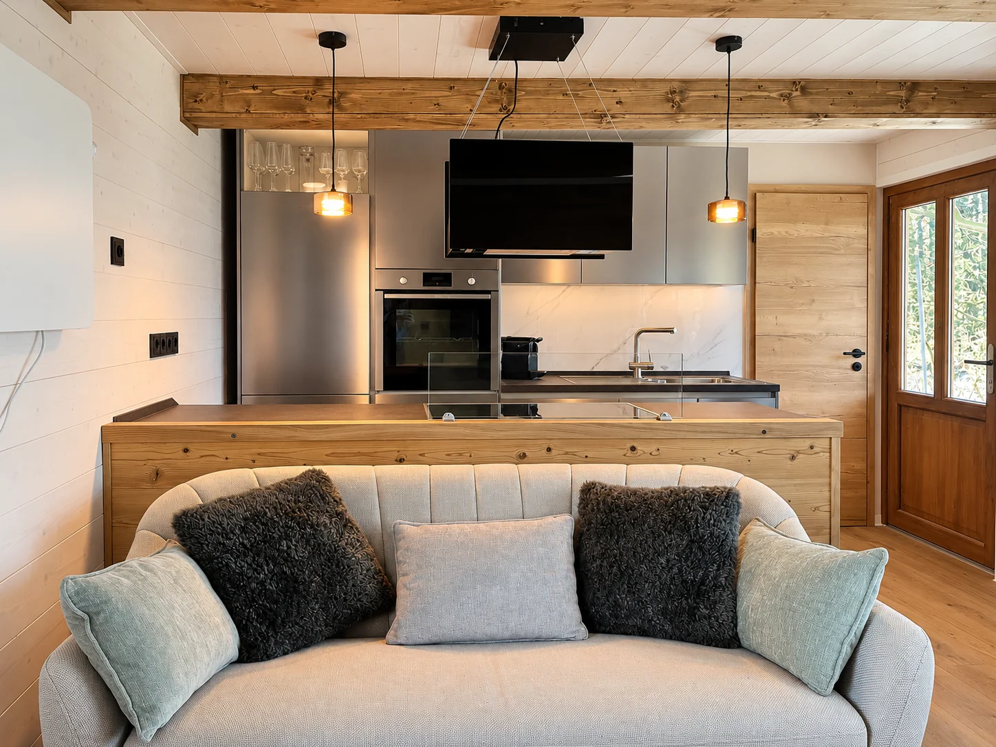 Wohnbereich mit Sofa und offener Küche in Forest Lodge I