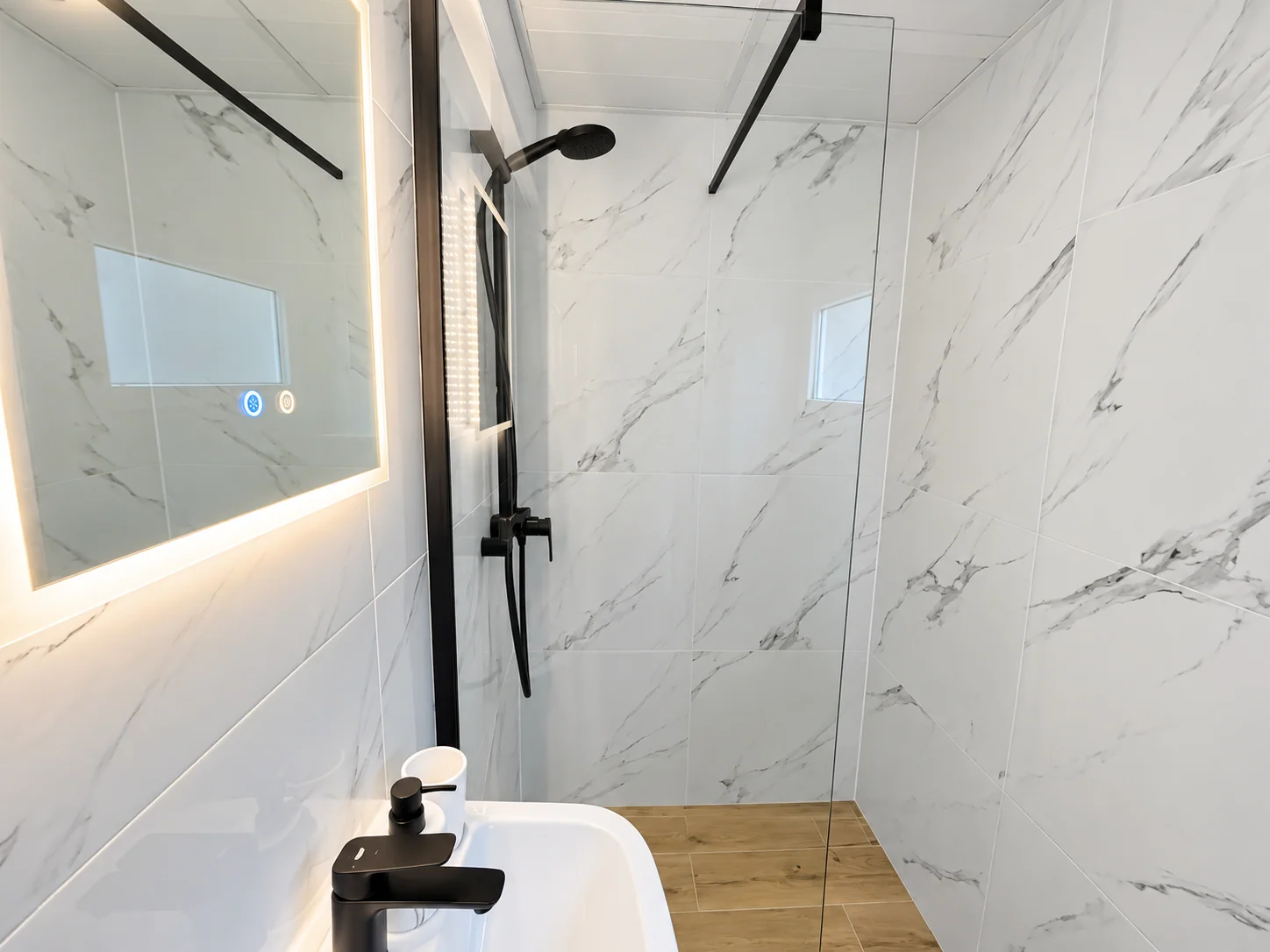 Bad mit Dusche und Spiegel in Forest Lodge I