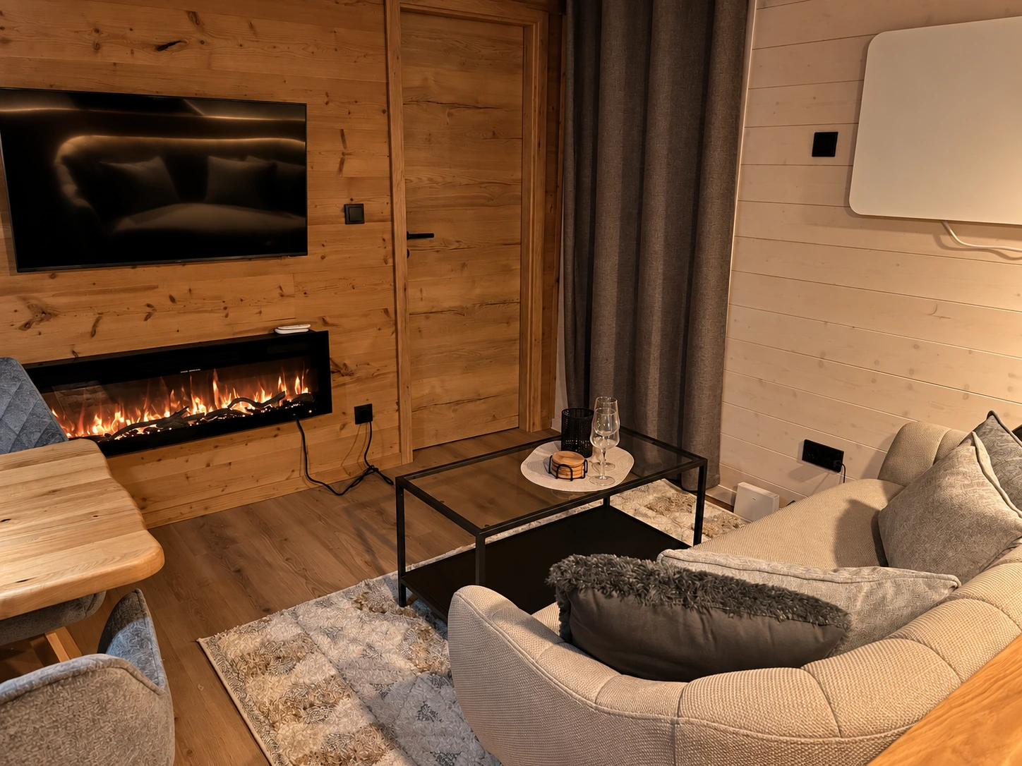 Sitzbereich mit Sofa und Elektrokamin in Forest Lodge I