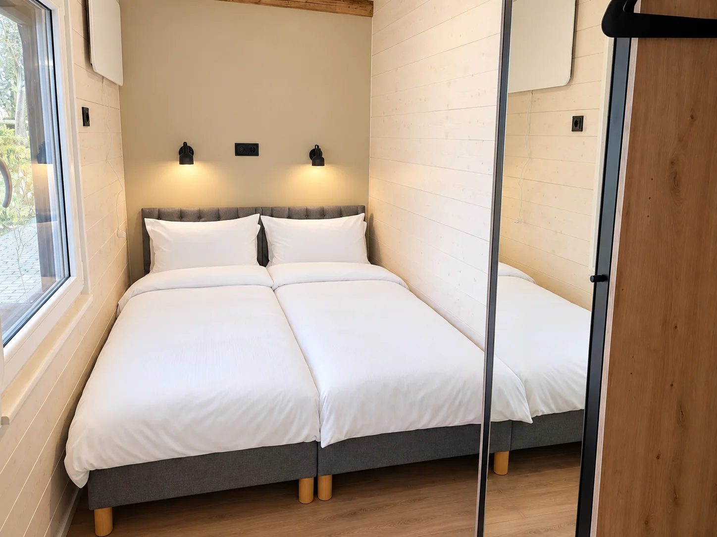 Schlafzimmer mit Doppelbett in Forest Lodge I