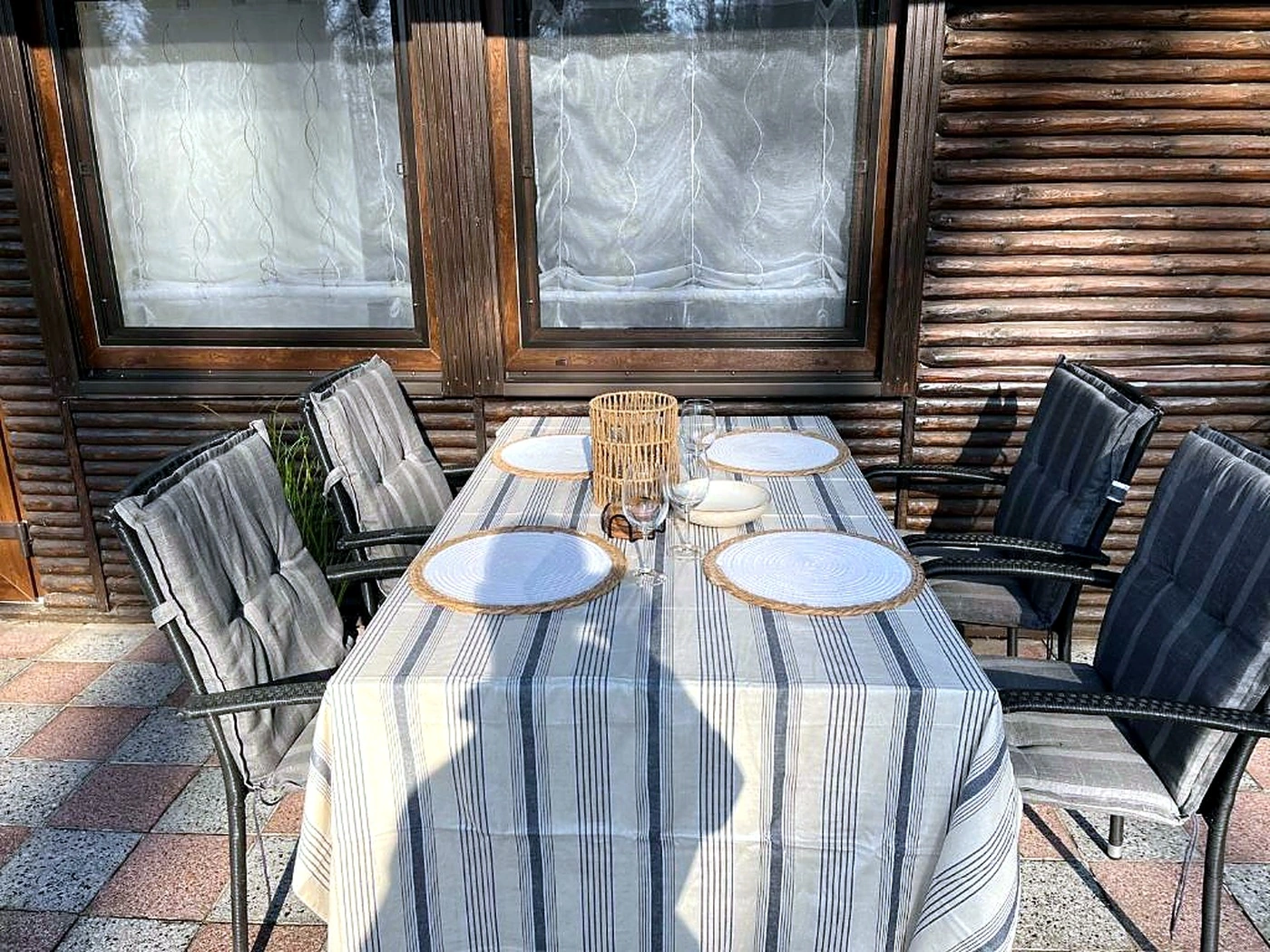 Der Essplatz auf der Terrasse