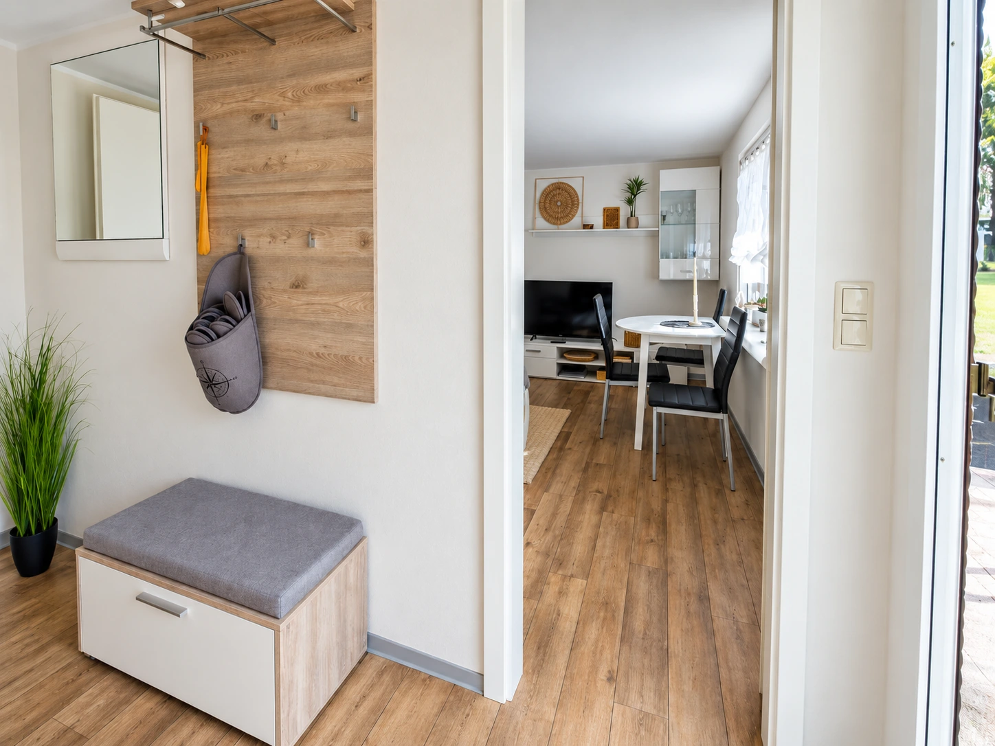 Flur mit Sitzbank und Garderobe in Forest Lodge II