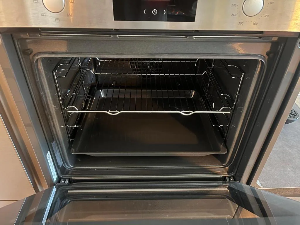 Geöffneter Backofen in der Küche der Forest Lodge I