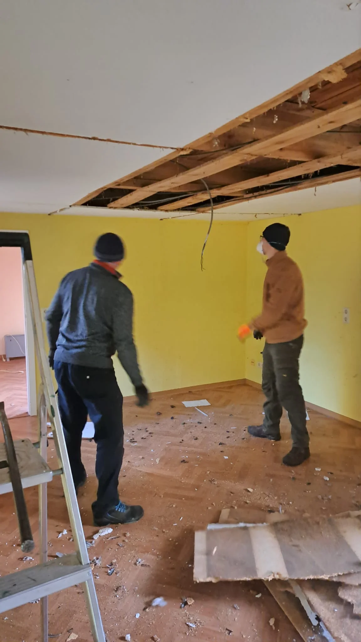 Zwei Personen beim Rückbau der Decke in der Forest Lodge I