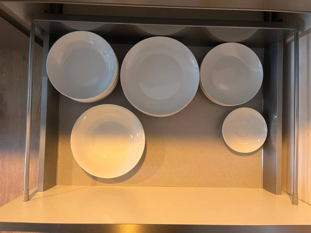 Teller in verschiedenen Größen in einer Küchenschublade